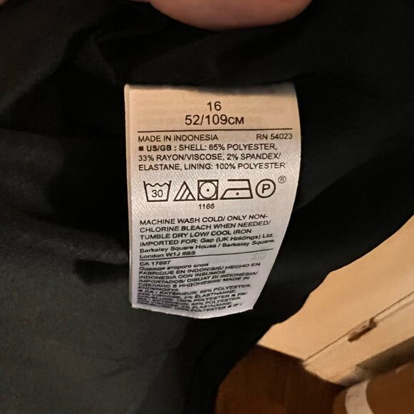 Banana Republic Double-Face
Scalloped Waist Dress, Black SIZE 16 BNWT
T #378849 - Picture 8 of 8